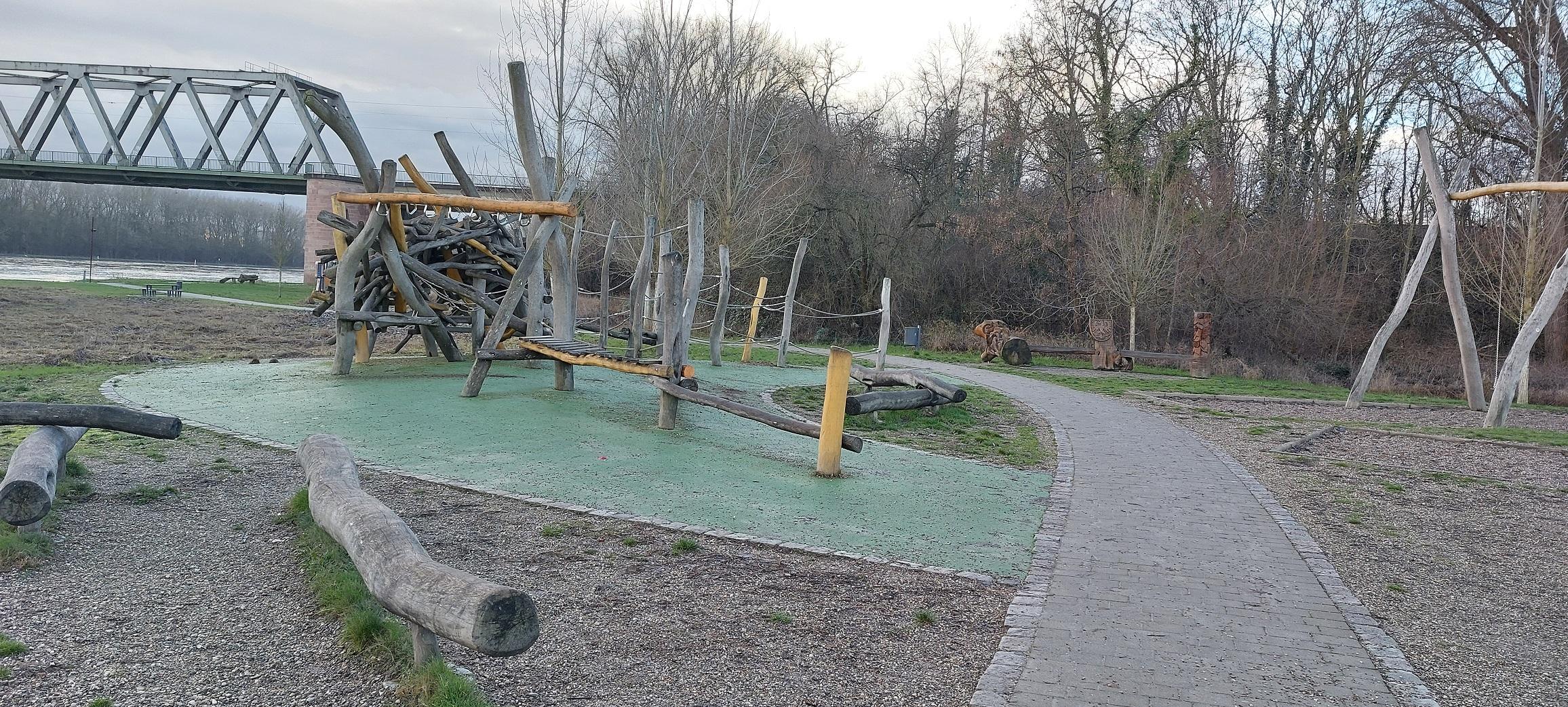 Spielplatz am Rheinvorland | Südpfalz-Tourismus