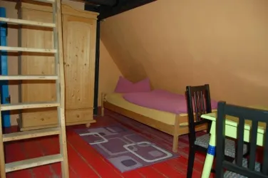 Zimmer 6: Bett und Sitzecke