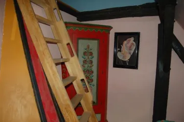 Zimmer 2: Treppenaufgang zum  Schlafbereich