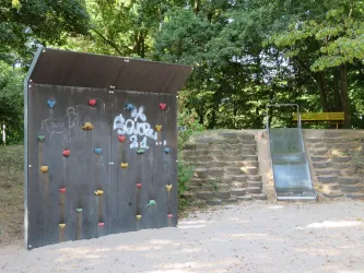 Kletterwand und Rutsche
