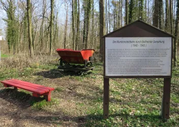 Munitionslore mit Schild