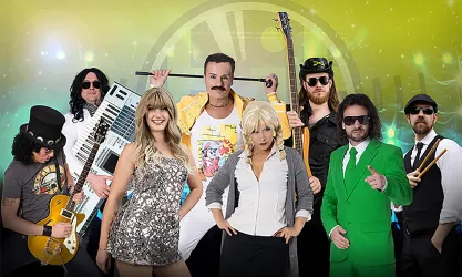 Eine Gruppe von Musikern steht zusammen auf einer Bühne. Sie tragen bunte Outfits und spielen verschiedene Instrumente.