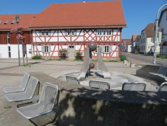 Koźmin-Platz mit Sitzplätzen am Brunnen
