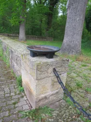 Einfassung des Platzes am Kriegerdenkmal