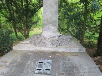 Gedenkplatte am Fuß des Kriegerdenkmals