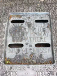 Eingelassener Spruch in der Bronzeplatte