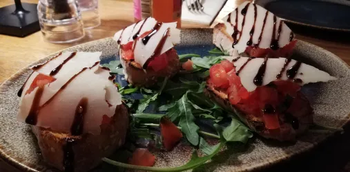 Bruschetta mit Tomaten und Rucola