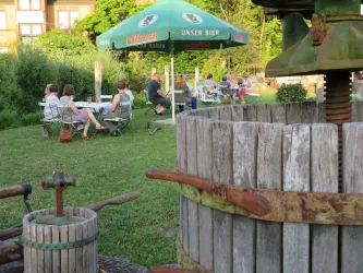 Sitzgruppen im Garten des Alten Sägewerks