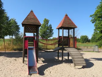 Kletterhaus mit Rutsche und Brücke