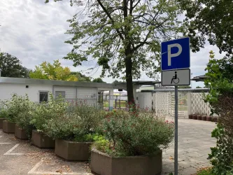 Eingangsbereich mit behinderten Parkplatz