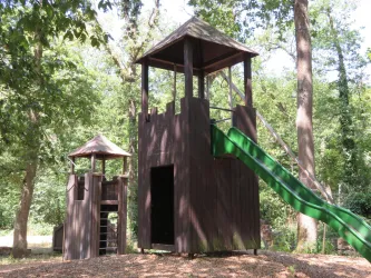 Kletterturm mit Rutsche