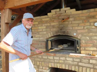 Brotbacken im historischen Holzbackofen - Altes Sä