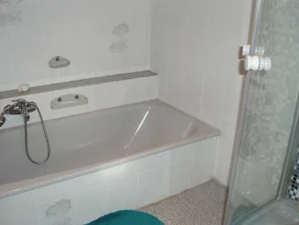Badewanne und Dusche
