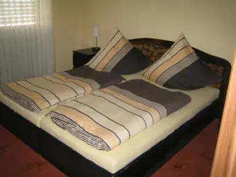 Schlafzimmer (© FEWO Schöner Garten, Fami. Jochem, Lingenfeld)