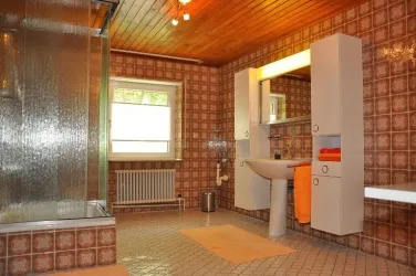 Badezimmer mit Dusche
