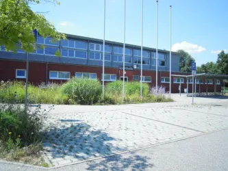 Barrierefreie Parkplätze an Bienwaldhalle Kandel