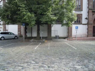 Barrierefreier Parkplatz St, Georgskirche Kandel