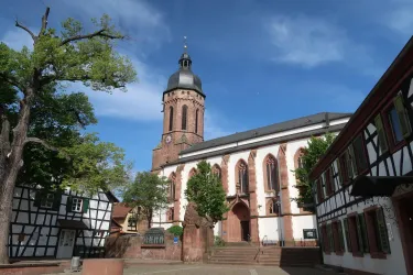 Alte Friedenslinde mit St. Georgskirche
