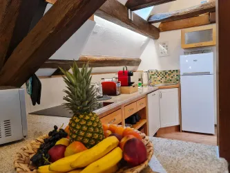 Küche mit Kühl-/Gefrierkombination