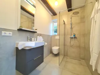 Bad mit großer ebenerdiger Regendusche