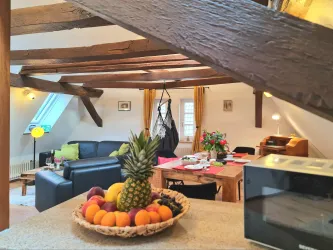 Blick von der offenen Küche in den Wohnbereich