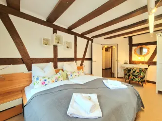 Schlafzimmer mit King-Size Bett und Arbeitsplatz