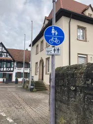Hinweis am Rad- und Fussweg Bahnhofstraße