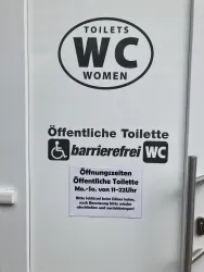Eingang zur Damen- / Behindertentoilette