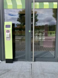 Eingang Yobsti beim Adamshof