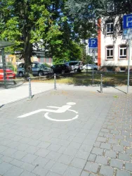 Barrierefreier Parkplatz am Kulturzentrum/-keller