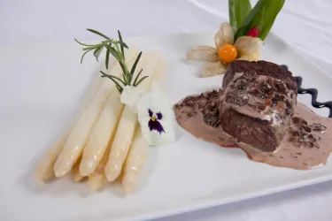 Hauptgericht mit Spargel (© Hotel zur Pfalz Kandel GmbH & Co KG)