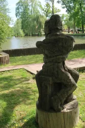 Assis sur la frontiere-Auf der Grenzlinie