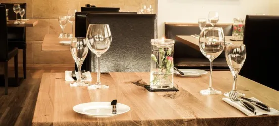 Gedckter Tisch im Restaurant (© Hotel zum Riesen, Familie Wenz)