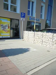 Barrierefreier Parkplatz gegenüber der VG Kandel