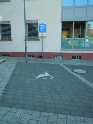Barrierefreier Parkplatz an VG Kandel