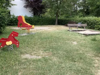 Spielplatz Nußbaumallee - Wippen und Sandkasten