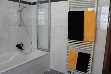 Badewanne mit Dusche