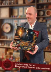 Ein Mann hält eine Zauberkunst-Box in den Händen, umgeben von einer bunten Sammlung von magischen Gegenständen. Im Hintergrund sieht man Regale mit verschiedenen Requisiten in einem Theater.