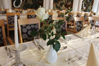 Weiße Rose auf gedecktem Tisch (© Stadtgarten-Restaurant Germersheim)