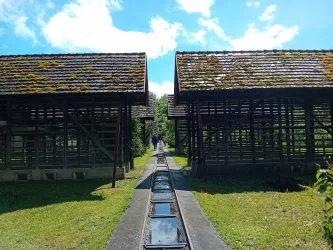 Trockenschuppen mit Feldbahngleisen