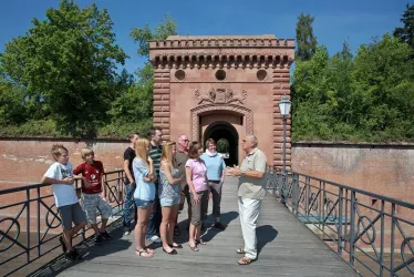 Beginn einer Stadtführung am Weißenburger Tor (© Südpfalz-Tourismus LK GER e.V, Norman P. Krauss)