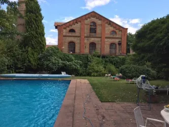 Pool mit Blick auf die ehemalige Fabrik (© Villa PAN, Germersheim, Fam. Berkel)
