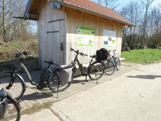 Geparkte Räder am Teilungswehr Ottersheim