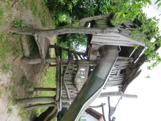 Kletterturm mit Rutsche