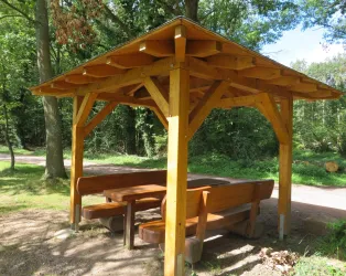 Neuer überdachter Rastplatz am Bärensee