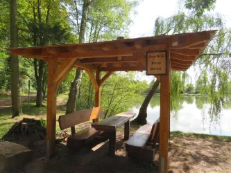 Neuer überdachter Rastplatz am Bärensee