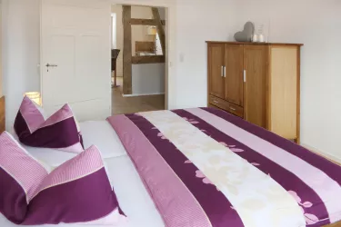 Schlafzimmer mit Kleiderschrank (© Ferienwohnungen PfalzGlück, Mertz)