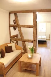 Wohnbereich mit Blick ins Schlafzimmer