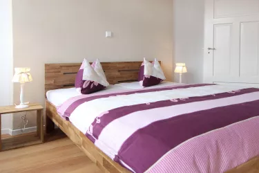 Schlafzimmer (© Ferienwohnungen PfalzGlück, Mertz)