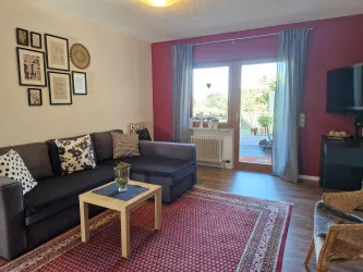 Wohnzimmer mit Blick auf die Terrasse